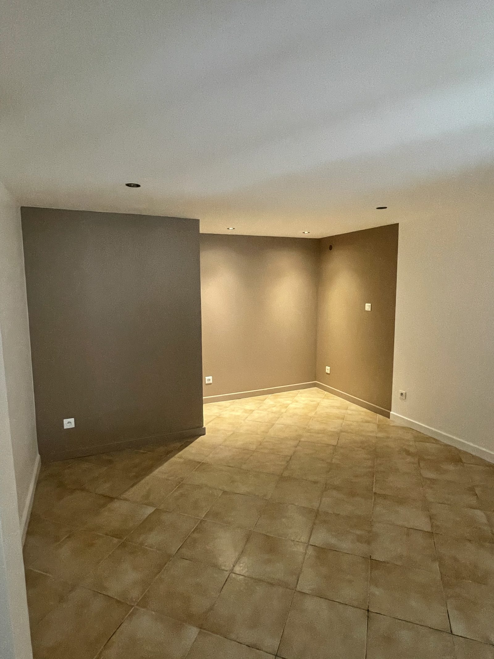Mur intérieur repeint par Matière & Nuance, finition mate sous lumière rasante