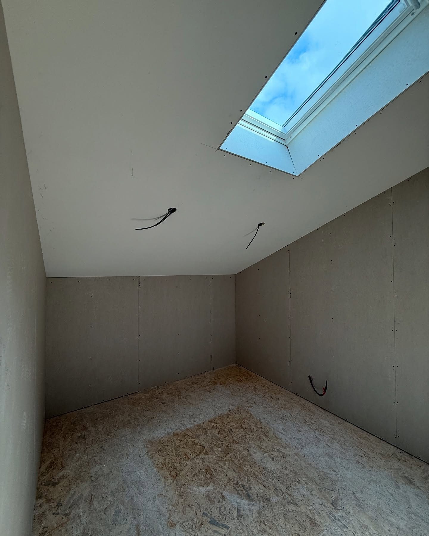 Finitions d'une chambre dans une extension à Saint-Genis-les-Ollières — Saint-Genis-les-Ollières — photo 2