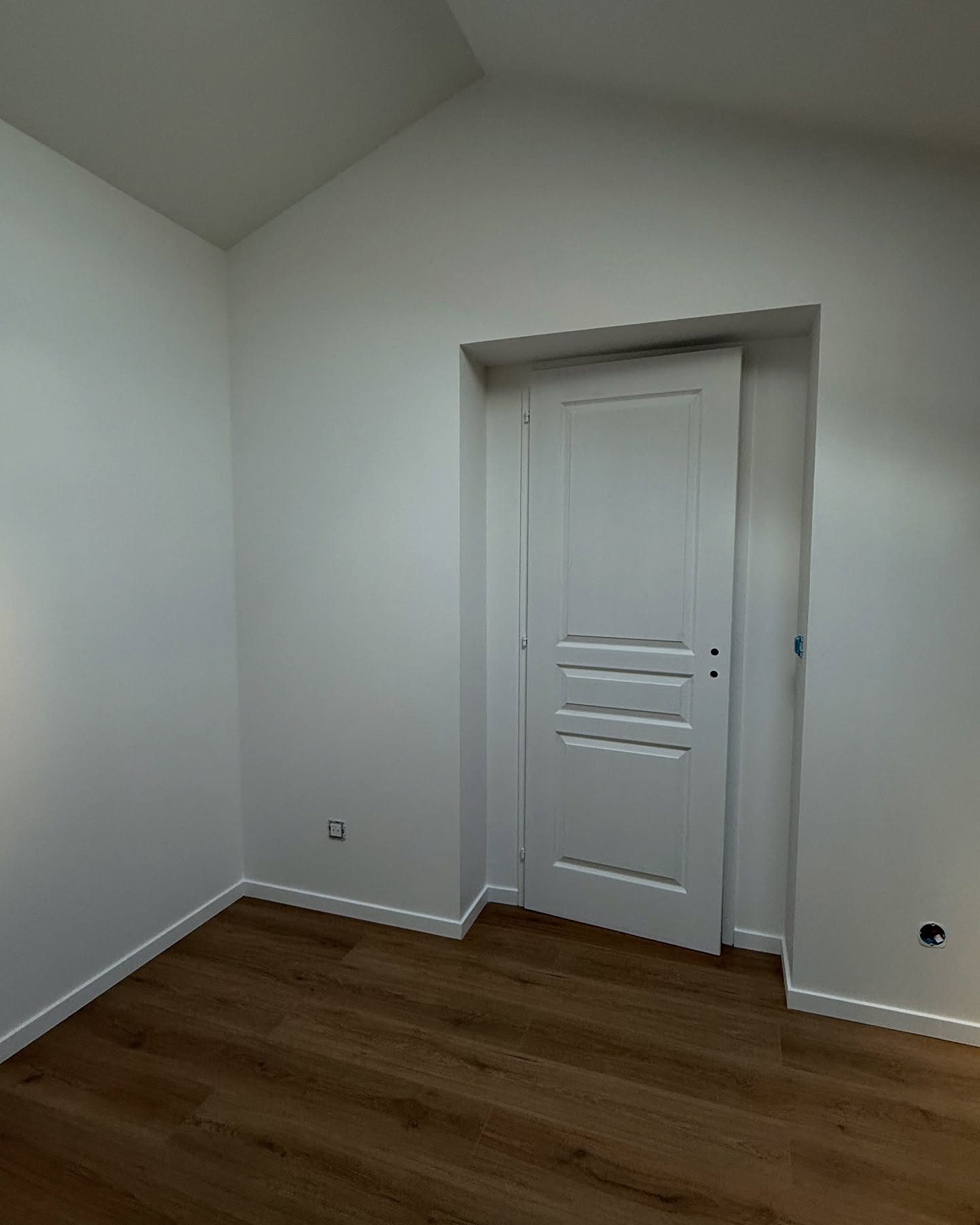 Finitions d'une chambre dans une extension à Saint-Genis-les-Ollières — Saint-Genis-les-Ollières — photo 3