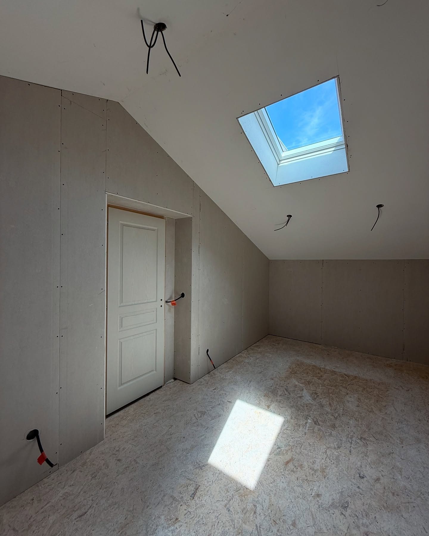 Finitions d'une chambre dans une extension à Saint-Genis-les-Ollières — Saint-Genis-les-Ollières — photo 7