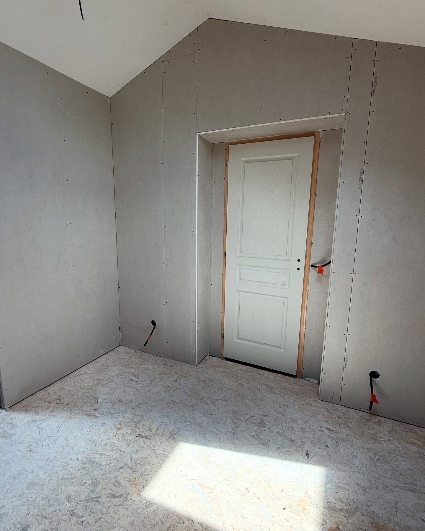 Finitions d'une chambre dans une extension à Saint-Genis-les-Ollières — Saint-Genis-les-Ollières — photo 8