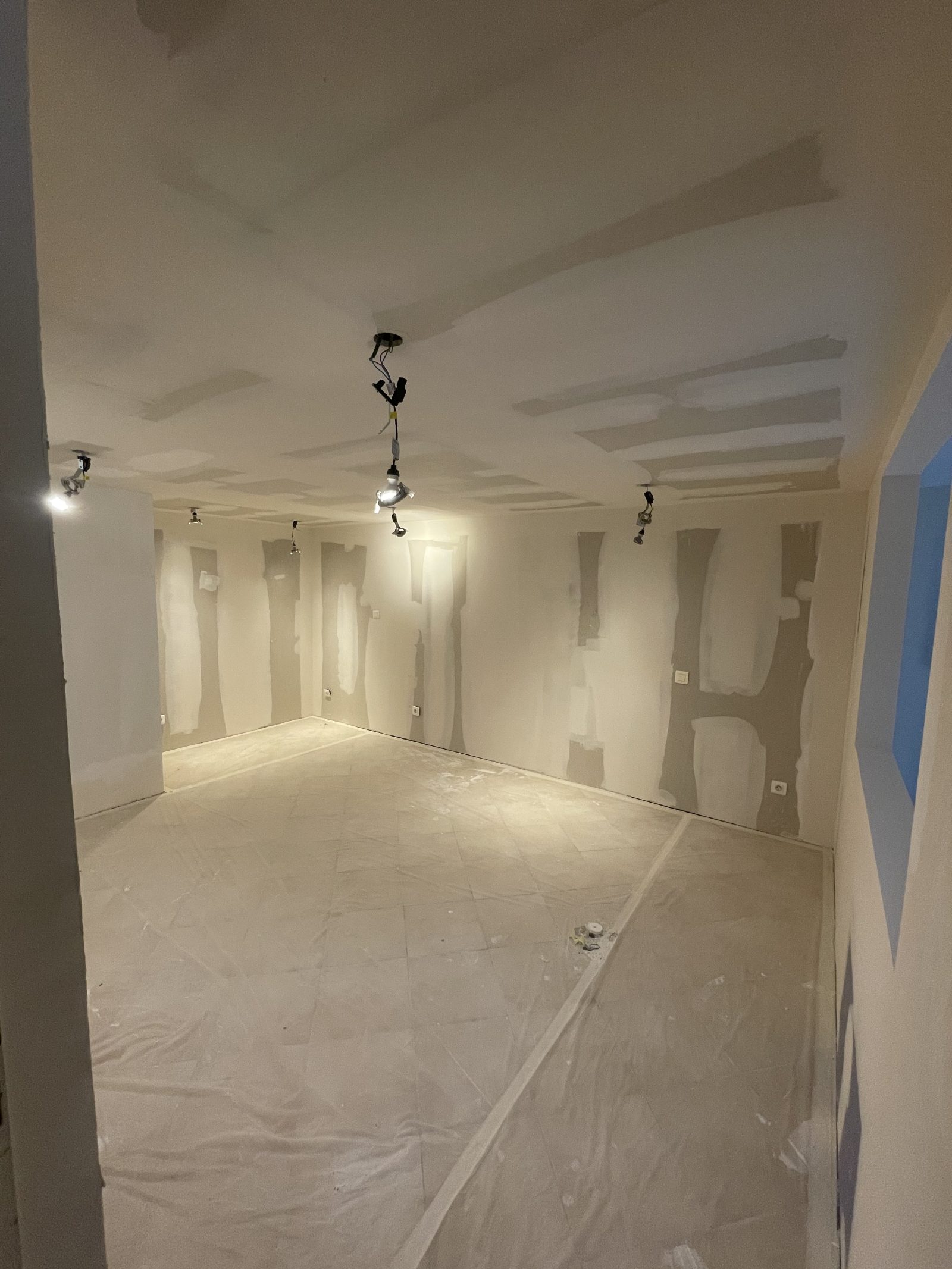 Chantier de plâtrerie — volume, plafond, courbe