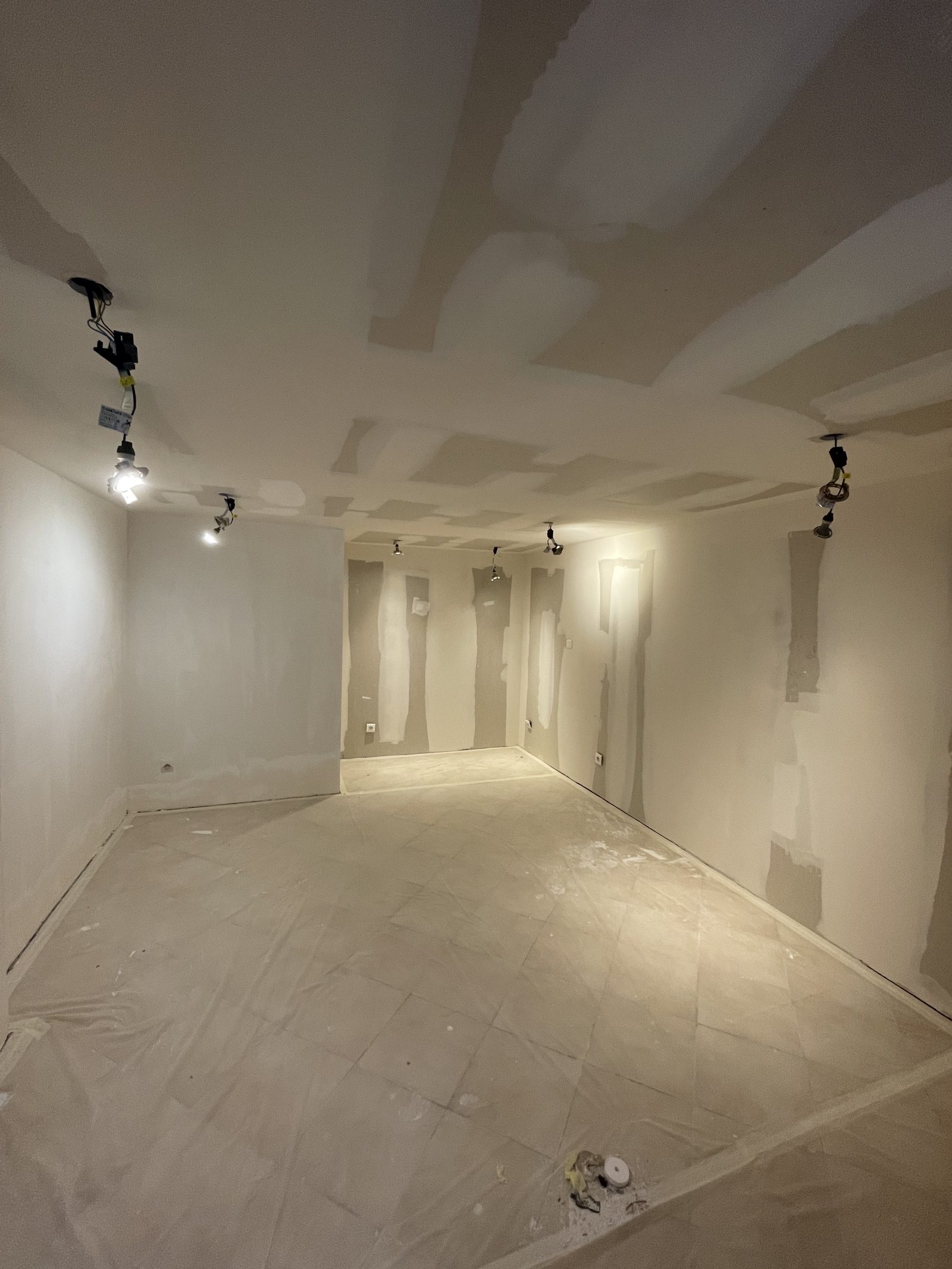 Travaux de plâtrerie en cours, volume et cloisons